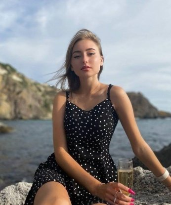 Роскошная шатенка с идеальными формами приглашает в гости для утонченного отдыха. Гарантирую атмосферу страсти и нежности. Жду звонка! 13838, 25 лет