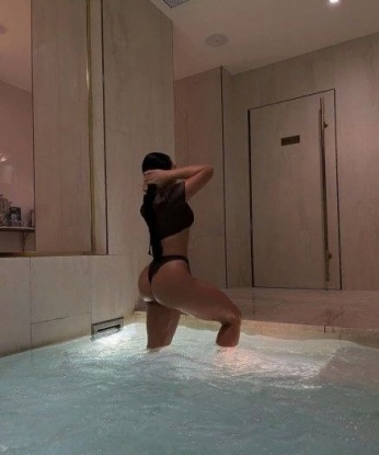 Возьму тебя в свои ласковые ручки и погружу в переплетение страсти и наслаждения. У меня есть опыт, чтобы доставить тебе незабываемые моменты приятных ощущений. ❤️
У меня для тебя множество возможностей: от нежных эротических массажей до яростных воплощений фантазий. Я сделаю все, чтобы ты почувствовал себя особенным и удовлетворенным. Ты заслуживаешь самого лучшего! 💋
Лови возможность испытать настоящий фейерверк страсти со мной. В моем арсенале много удивительных игрушек, чтобы сделать наше свидание ярким и запоминающимся. Ты хочешь узнать больше о моих услугах и возможностях? Посмотри на мои фото и прочитай отзывы – они говорят сами за себя! 🌟
Я нахожусь в Москве, ожидаю твоего звонка, чтобы воплотить в жизнь все твои заветные фантазии. Тебе несомненно понравится время, проведенное со мной. 🌹 2080, 22 года